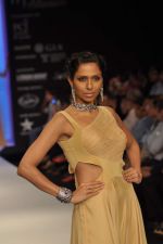Model walks the ramp for Saboo Fine Jewels Show at IIJW Day 4 on 22nd Aug 2012 (115).JPG